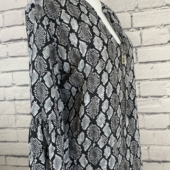 Michael Kors Long Sleeved Animal Print Python Top size Large - Picture 7 of 10